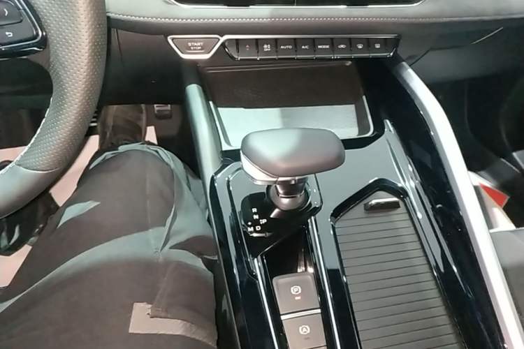 Used Geely Auto Preface 2025 Dongfang Yao 2.0TD Lanxing Edition Gear Lever