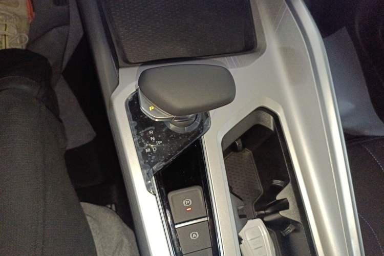 Used Geely Auto Preface 2025 Dongfang Yao 1.5TD Fuyao Edition Gear Lever