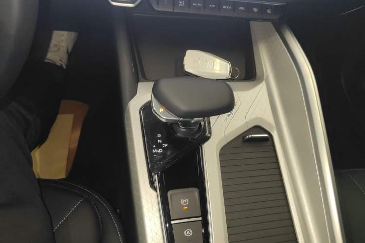 Used Geely Auto Preface 2025 Dongfang Yao 1.5TD Fuyao Edition Gear Lever