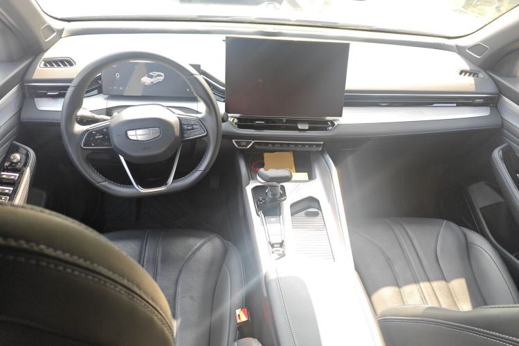 Used Geely Auto Preface 2025 Dongfang Yao 1.5TD Fuyao Edition Center Console