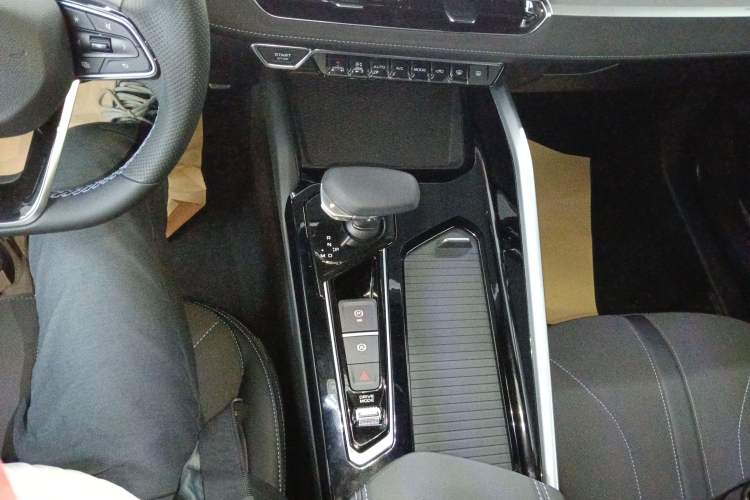 Used Geely Auto Preface 2025 Dongfang Yao 2.0TD Lanxing Edition Gear Lever
