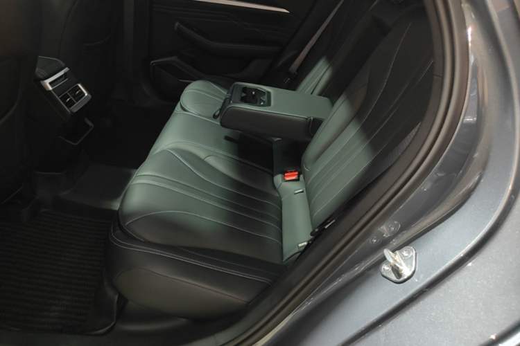 Used Geely Auto Preface 2025 Dongfang Yao 1.5TD Fuyao Edition Left Rear Seat