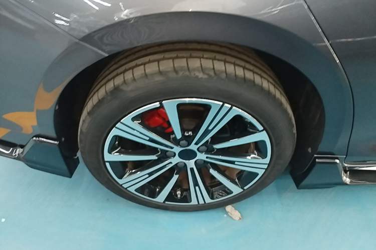 Used Geely Auto Preface 2025 Dongfang Yao 2.0TD Moonlight Edition Right Rear Wheel Hub