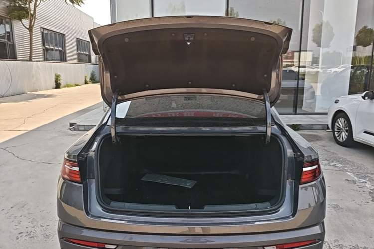 Used Geely Auto Preface 2025 Dongfang Yao 2.0TD Moonlight Edition Trunk