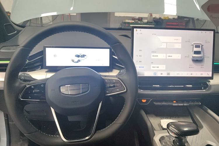 Used Geely Auto Preface 2025 Dongfang Yao 1.5TD Kunlun Edition Center Console