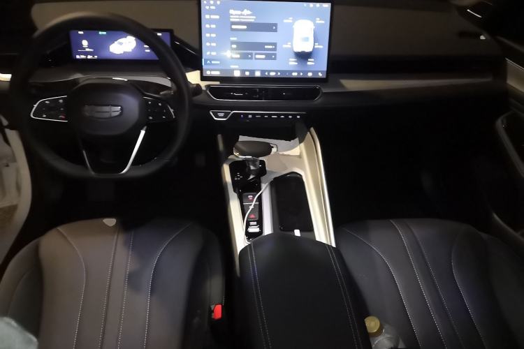 Used Geely Auto Preface 2025 Dongfang Yao 1.5TD Fuyao Edition Center Console