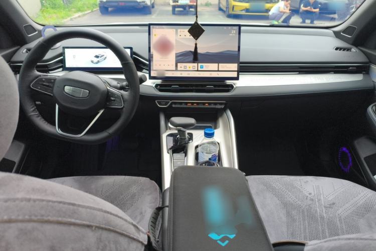 Used Geely Auto Preface 2025 Dongfang Yao 1.5TD Fuyao Edition Center Console