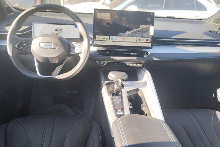 Used Geely Auto Preface 2025 Dongfang Yao 1.5TD Fuyao Edition Center Console
