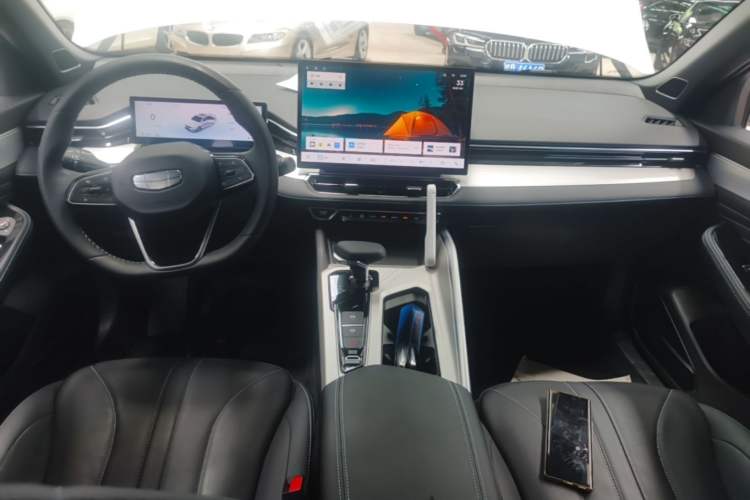 Used Geely Auto Preface 2025 Dongfang Yao 1.5TD Fuyao Edition Center Console