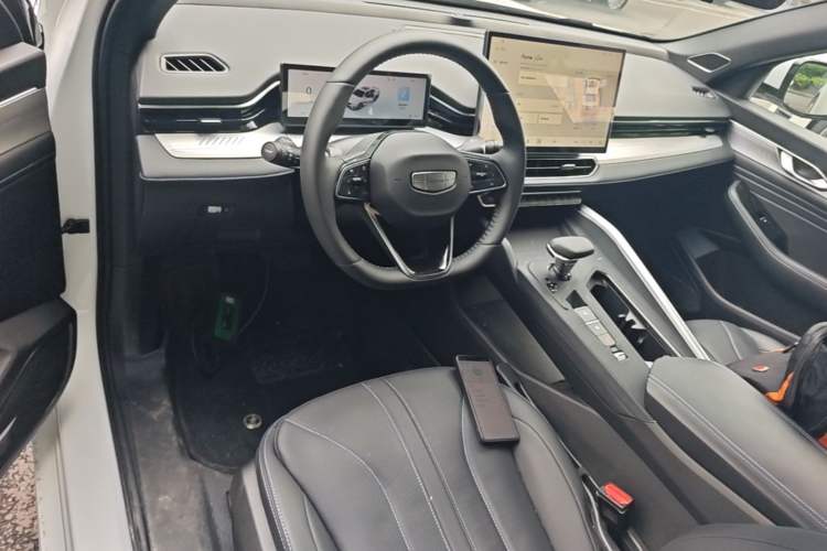 Used Geely Auto Preface 2025 Dongfang Yao 1.5TD Fuyao Edition Center Console