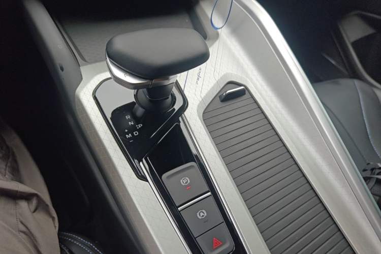 Used Geely Auto Preface 2025 Dongfang Yao 1.5TD Fuyao Edition Gear Lever