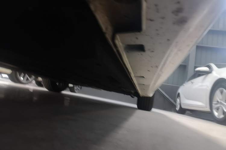 Used Geely Auto Preface 2025 Dongfang Yao 1.5TD Fuyao Edition Right Side Sill