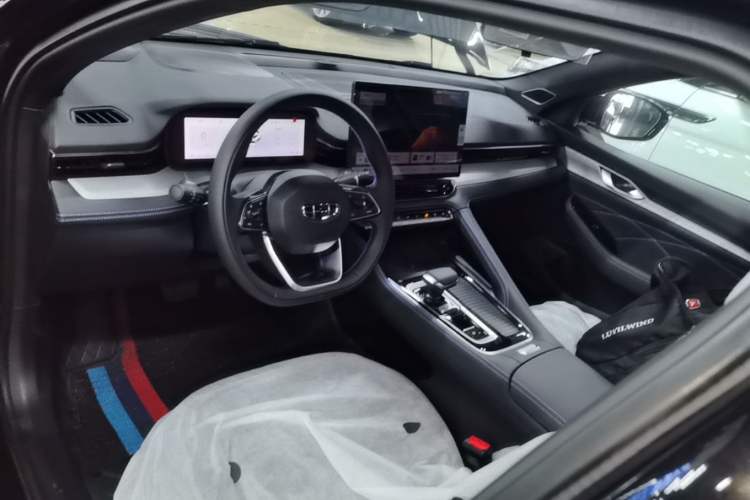 Used Geely Auto Preface 2026 Model Oriental Yao 1.5TD Fuyao Edition Center Console