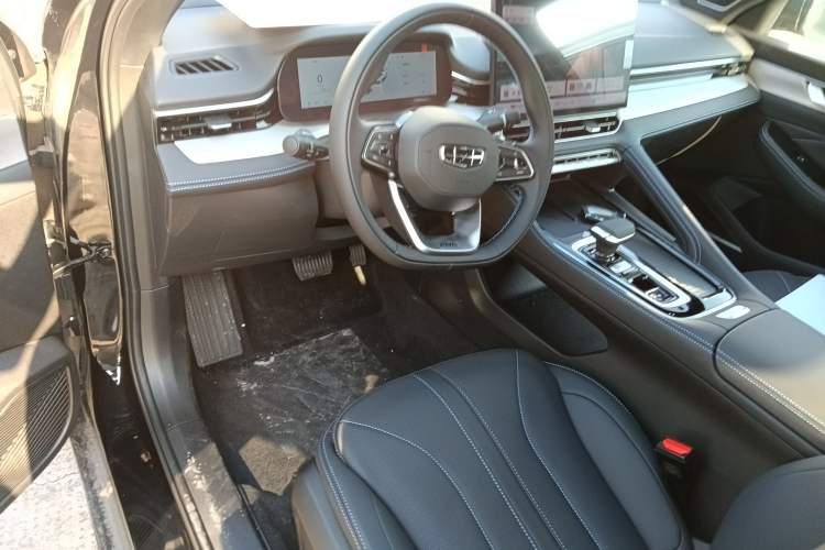 Used Geely Auto Preface 2026 Model Oriental Yao 1.5TD Fuyao Edition Center Console