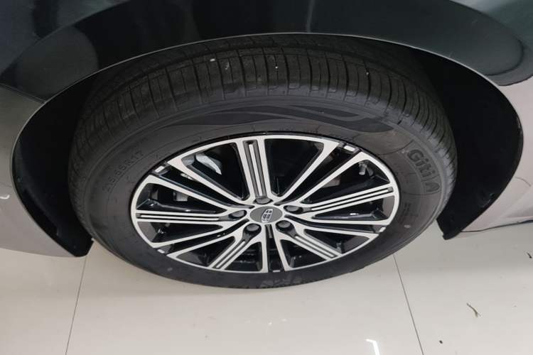 Used Geely Auto Preface 2026 Model Oriental Yao 1.5TD Fuyao Edition Left Front Wheel Hub