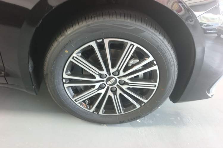 Used Geely Auto Preface 2026 Model Oriental Yao 1.5TD Fuyao Edition Right Rear Wheel Hub