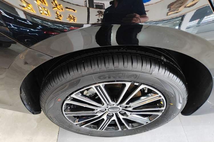 Used Geely Auto Preface 2026 Model Oriental Yao 1.5TD Fuyao Edition Right Rear Wheel Hub