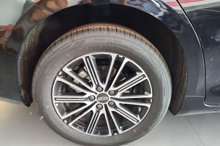 Used Geely Auto Preface 2026 Model Oriental Yao 1.5TD Fuyao Edition Right Rear Wheel Hub