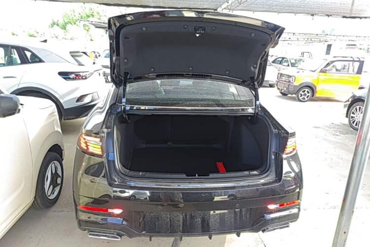Used Geely Auto Preface 2026 Model Oriental Yao 1.5TD Fuyao Edition Trunk