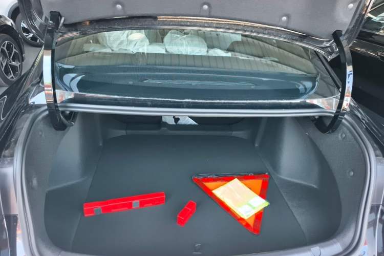 Used Geely Auto Preface 2026 Model Oriental Yao 1.5TD Fuyao Edition Trunk