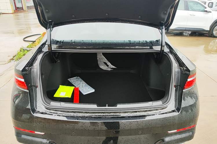 Used Geely Auto Preface 2026 Model Oriental Yao 1.5TD Fuyao Edition Trunk