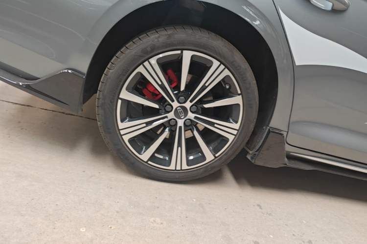 Used Geely Auto Preface 2026 Model Oriental Yao 2.0TD Wangyue Edition Right Rear Wheel Hub