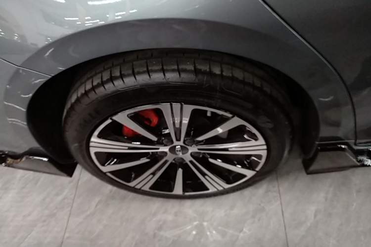 Used Geely Auto Preface 2026 Model Oriental Yao 2.0TD Wangyue Edition Right Rear Wheel Hub