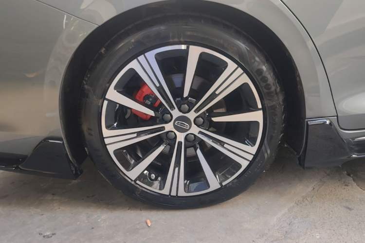 Used Geely Auto Preface 2026 Model Oriental Yao 2.0TD Wangyue Edition Right Rear Wheel Hub