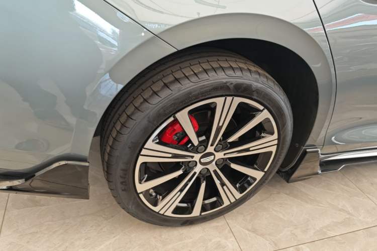 Used Geely Auto Preface 2026 Model Oriental Yao 2.0TD Wangyue Edition Right Rear Wheel Hub