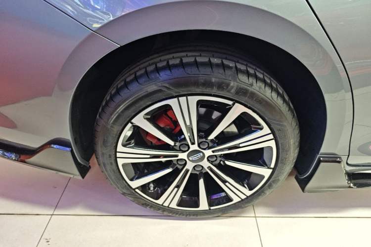 Used Geely Auto Preface 2026 Model Oriental Yao 2.0TD Wangyue Edition Right Rear Wheel Hub