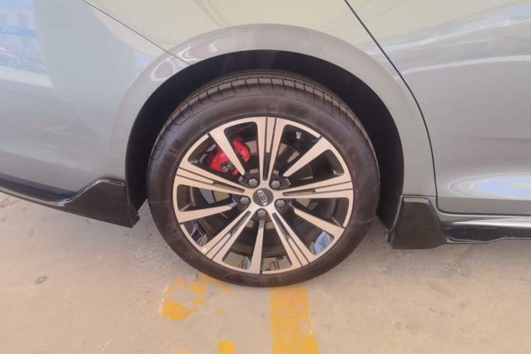Used Geely Auto Preface 2026 Model Oriental Yao 2.0TD Wangyue Edition Right Rear Wheel Hub