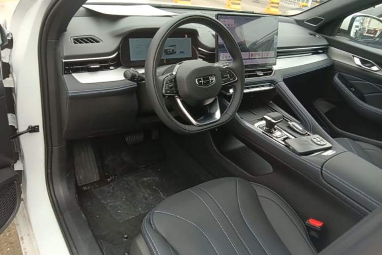 Used Geely Auto Preface 2026 Model Oriental Yao 1.5TD Fuyao Edition Center Console