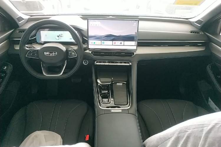 Used Geely Auto Preface 2026 Model Oriental Yao 1.5TD Kunlun Edition Center Console