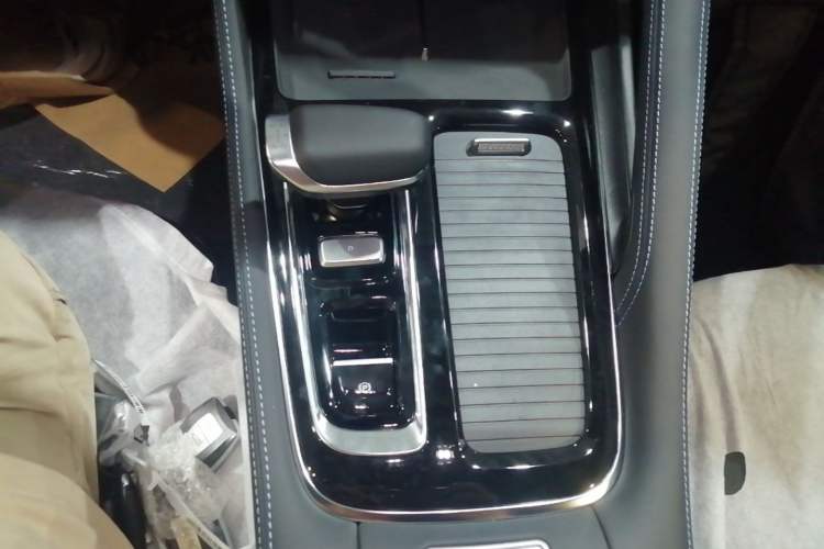 Used Geely Auto Preface 2026 Model Oriental Yao 1.5TD Kunlun Edition Gear Lever