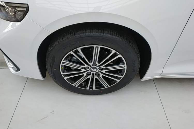 Used Geely Auto Preface 2026 Model Oriental Yao 1.5TD Fuyao Edition Left Front Wheel Hub