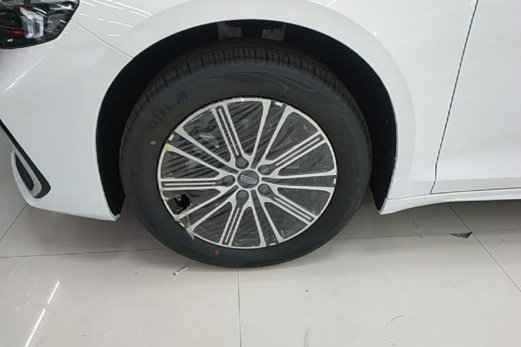 Used Geely Auto Preface 2026 Model Oriental Yao 1.5TD Fuyao Edition Left Front Wheel Hub