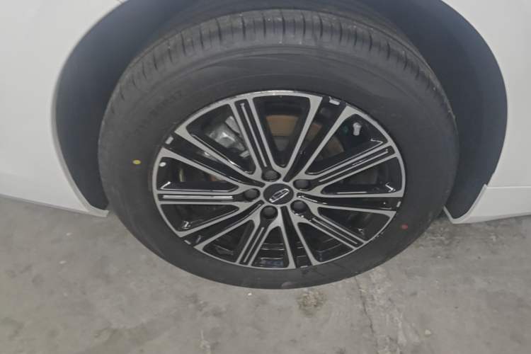 Used Geely Auto Preface 2026 Model Oriental Yao 1.5TD Fuyao Edition Right Rear Wheel Hub
