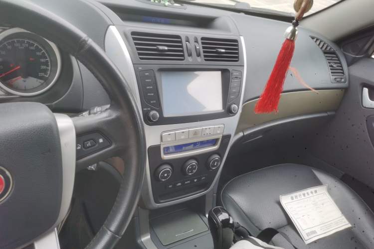 Used Geely Auto SX7 2013 2.0L Automatic Prestige Edition Audio And AC Panel