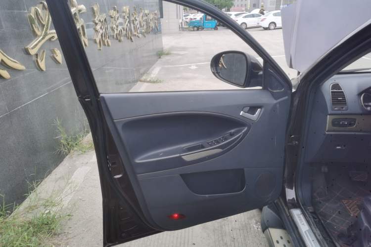 Used Geely Auto SX7 2013 2.0L Automatic Prestige Edition Interior 7