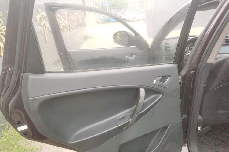 Used Geely Auto SX7 2013 2.0L Automatic Prestige Edition Interior 8