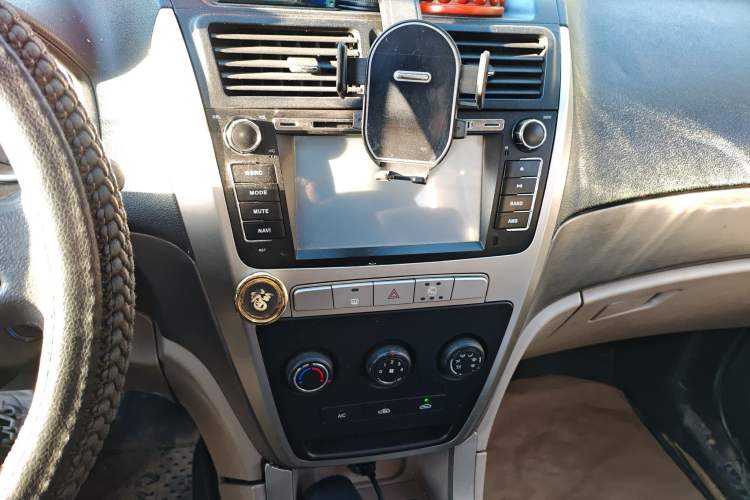 Used Geely Auto SX7 2013 1.8L Manual Entry-Level Model Audio And AC Panel