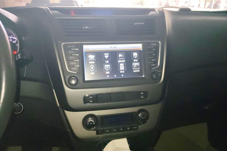 Used Geely Auto SX7 2014 2.0L Automatic Prestige Edition Audio And AC Panel