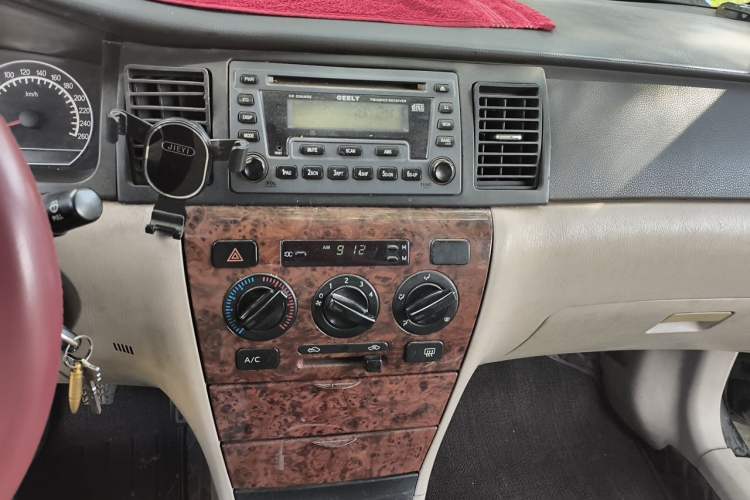 Used Geely Auto Vision 2013 1.5L Manual Comfort Model Audio And AC Panel