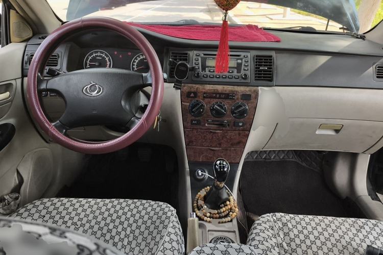 Used Geely Auto Vision 2013 1.5L Manual Comfort Model Center Console