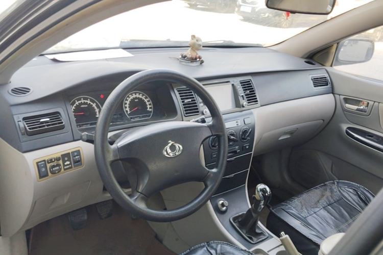 Used Geely Auto Vision 2013 1.5L Manual Comfort Model Center Console