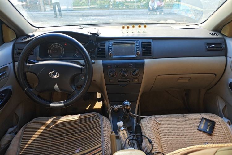 Used Geely Auto Vision 2013 1.5L Manual Comfort Model Center Console