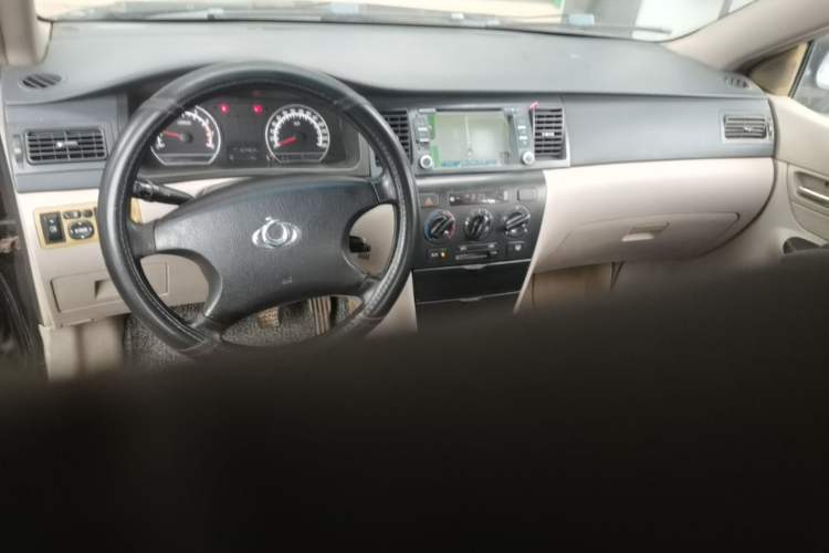 Used Geely Auto Vision 2013 1.5L Manual Comfort Model Center Console