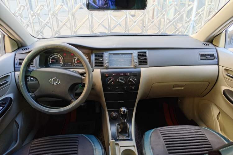 Used Geely Auto Vision 2013 1.5L Manual Comfort Model Center Console