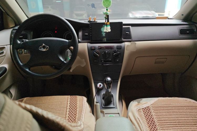 Used Geely Auto Vision 2013 1.5L Manual Comfort Model Center Console