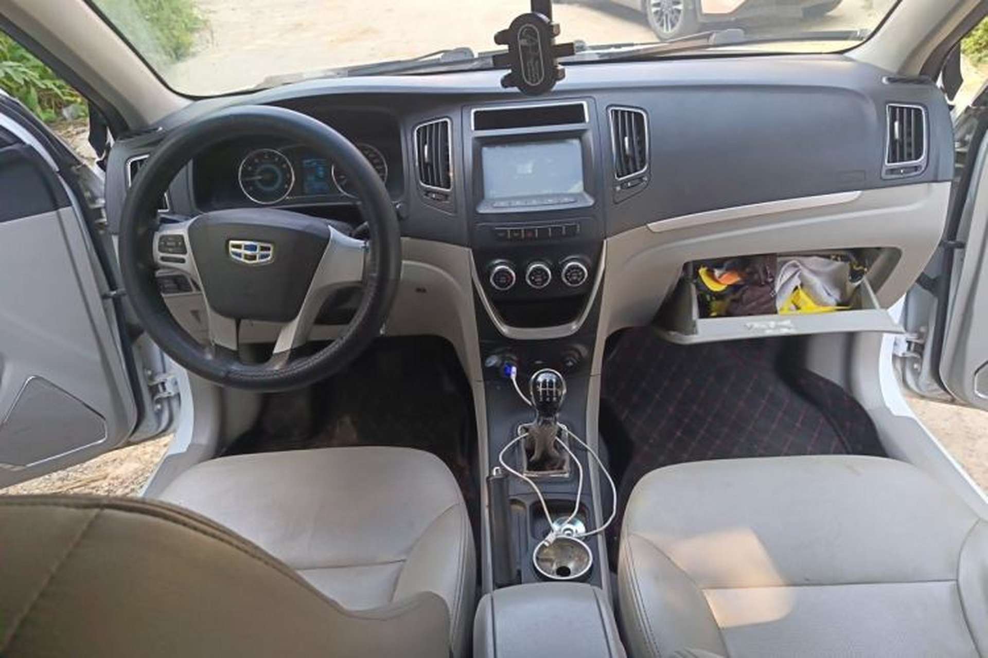 Used Geely Auto Vision 2015 1.5L Manual Elite Model Center Console